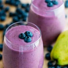 This blueberry pear smoothie is a great breakfast smoothie! It's energizing and packs a lot of protein. This pear smoothie is healthy, easy (with 4 ingredients) and so tasty!