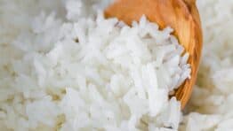How to cook white rice in saucepan with spoon